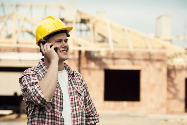 Travailleur de la construction avec téléphone portable — Photo