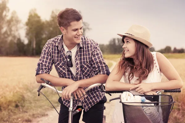 Porträt eines glücklichen Paares auf Fahrrädern — Stockfoto
