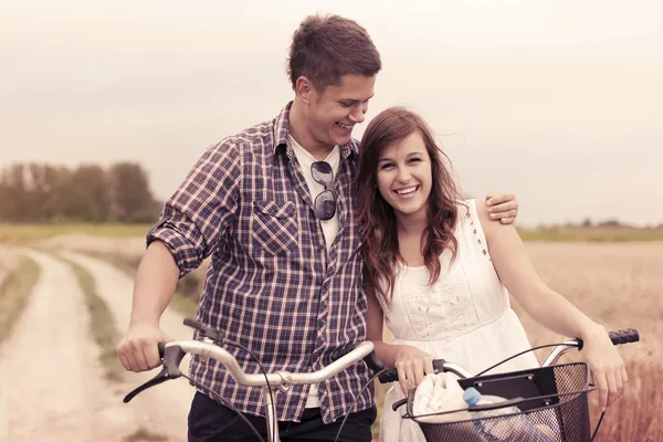 Gli amanti con le biciclette — Foto Stock