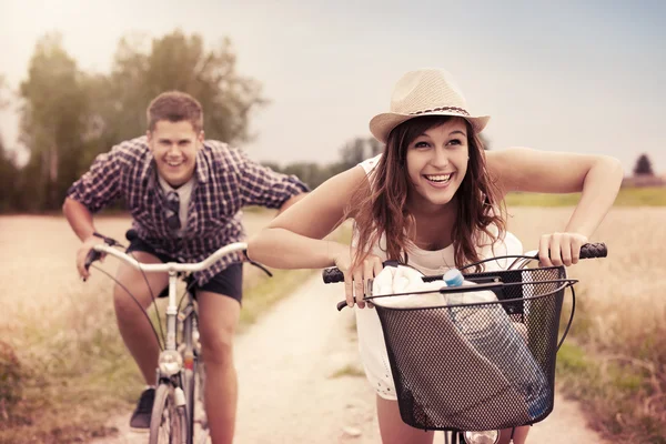 Coppia corse in bici — Foto Stock