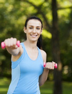 genç kadın dumbbell ile