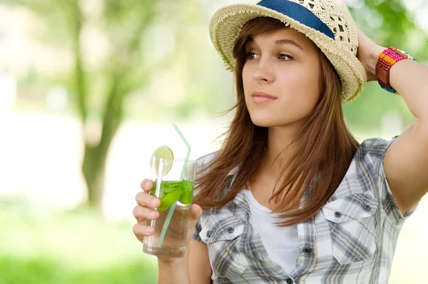 Mujer joven bebiendo mojito —  Fotos de Stock