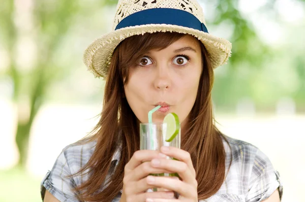 Молодая женщина пьет мохито — стоковое фото