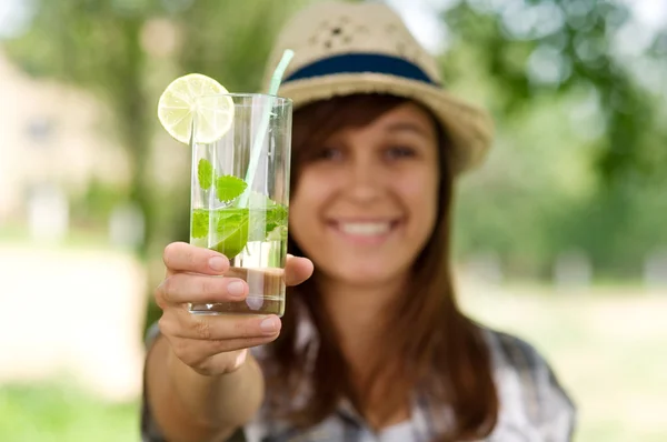 Mojito içeceği ile genç kadın — Stok fotoğraf