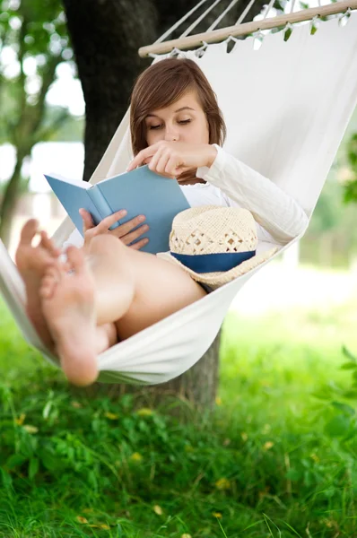 Woman reading a book on hammock — Stock Photo, Image