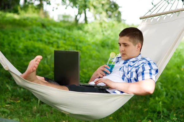 Man relaxing in a hammock — Stock Photo, Image
