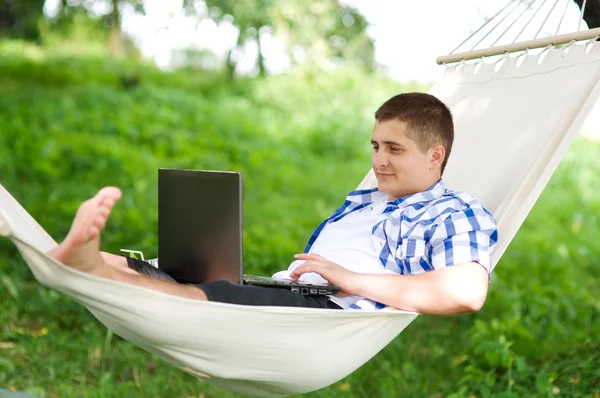 Working on hammock with laptop — Stock Photo, Image