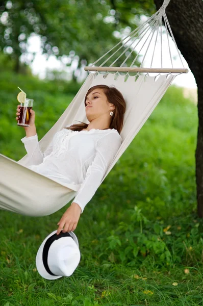 Relaxace v houpací síti s nápojem — Stock fotografie