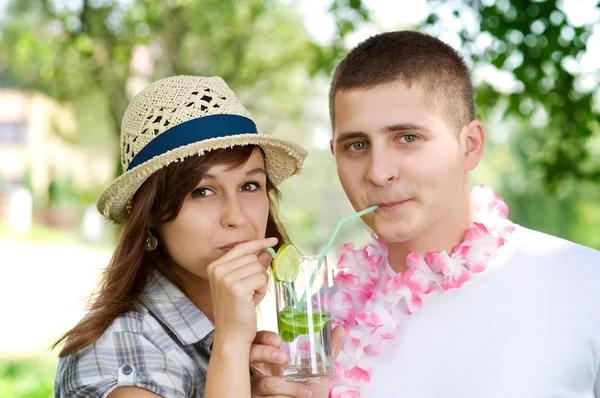 Linda pareja bebiendo mojito coctel — Foto de Stock