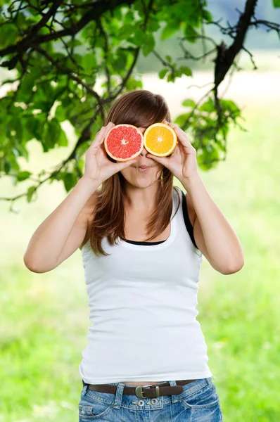 Νεαρή γυναίκα διασκεδάζοντας με φρούτα — Φωτογραφία Αρχείου