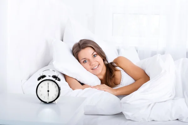 Woman in bed waking up — Stock Photo, Image