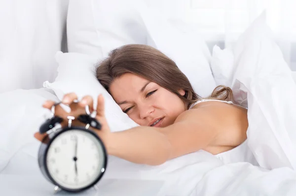 Kvinna i sängen vakna — Stockfoto