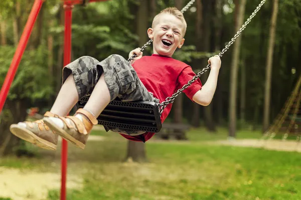 Liten pojke svingande — Stockfoto