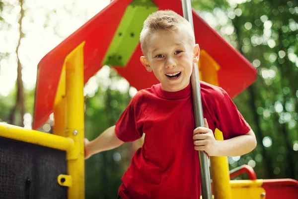 Petit garçon joyeux sur l'aire de jeux — Photo