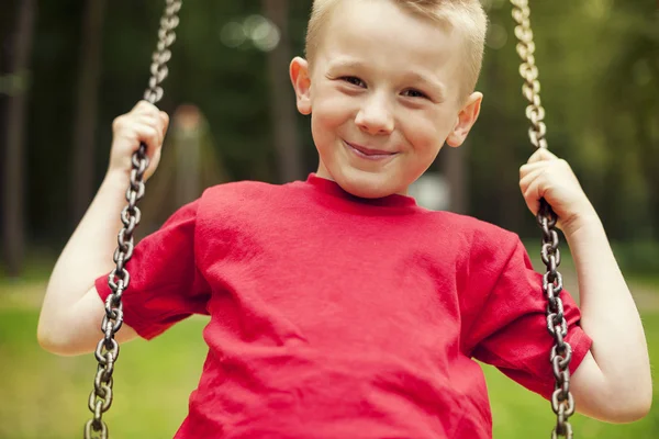 Close-up van kleine jongen swingen — Stockfoto