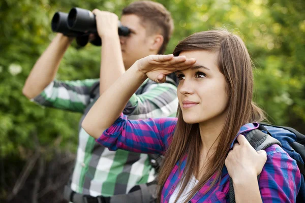 Buscando pareja joven — Foto de Stock