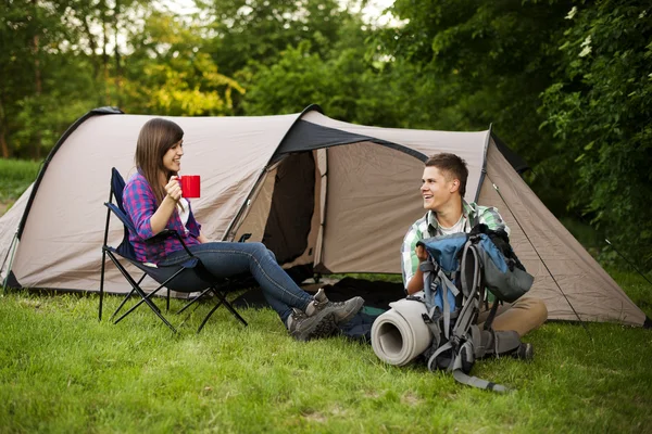 Młoda para camping — Zdjęcie stockowe