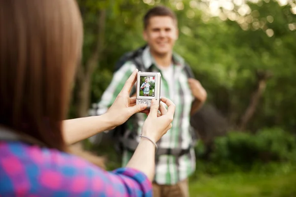 Young woman taking photo for her boyfrien — Stock Photo, Image