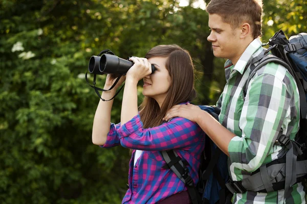 Junges Paar gesucht — Stockfoto