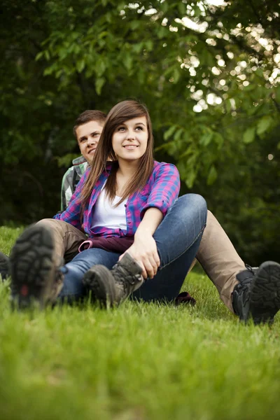 Pareja joven sentada en glade — Foto de Stock