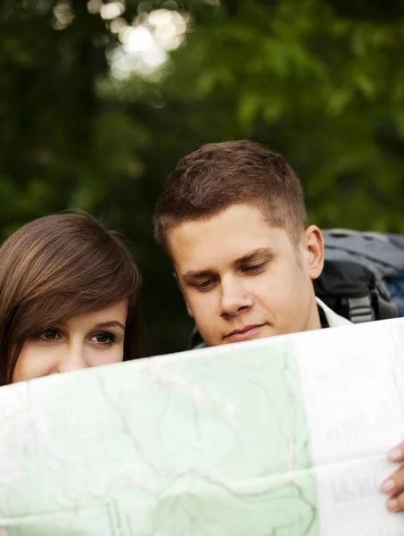 Couple regardant la carte — Photo