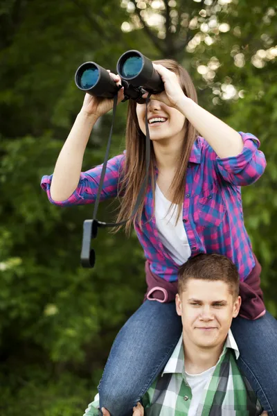 Mladý pár v lese — Stock fotografie