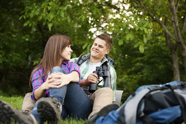 Couple sitting on glade — Stock Photo, Image