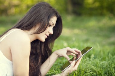 dijital tablet kullanan kadın