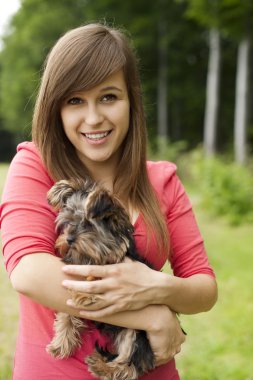 sevimli köpek tutmak gülümseyen