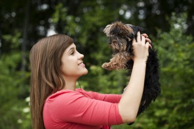 sevimli köpek tutmak gülümseyen