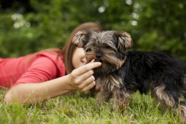 kadın köpek besleme