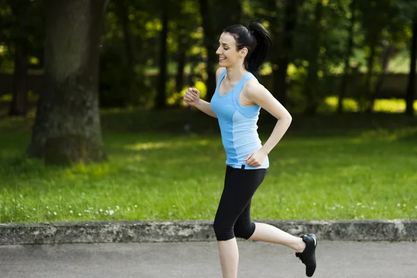 Aktywna kobieta joggingu — Zdjęcie stockowe