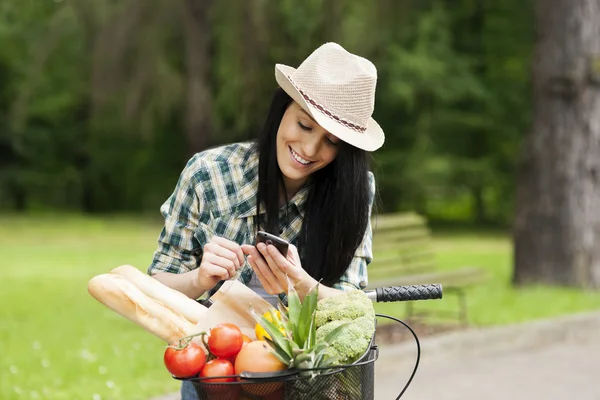 Yong vrouw texting een bericht — Stockfoto