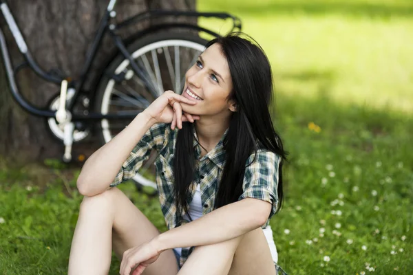 Frau rastet im Park aus — Stockfoto