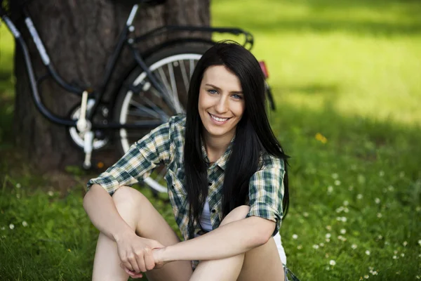 Femme au repos dans le parc — Photo