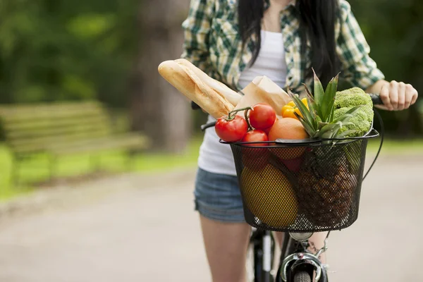 Mand gevuld groenten en fruit — Stockfoto