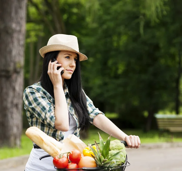 Ung kvinna i telefon — Stockfoto