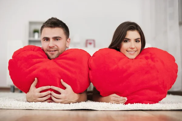 Büyük bir kalp ile Çift — Stok fotoğraf