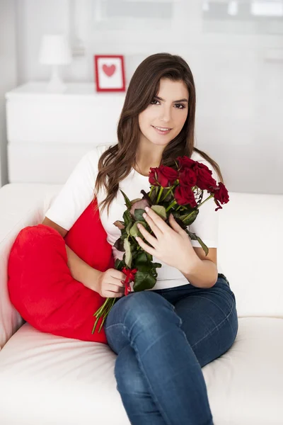 Nő a gazdaság vörös rózsa csokor — Stock Fotó