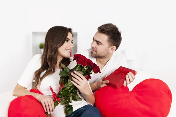 Paar feiert Valentinstag — Stockfoto
