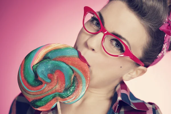 Pin up girl eating lollipop — Stock Photo, Image