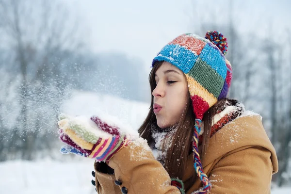Femme soufflant la neige à l'extérieur — Photo