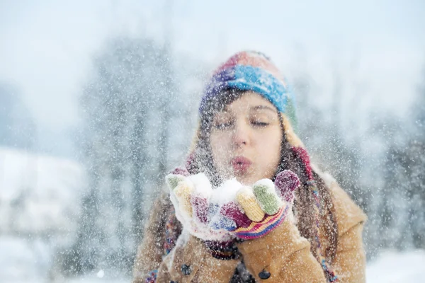 Mulher soprando neve para longe — Fotografia de Stock