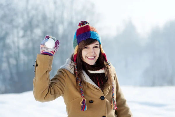 女子投掷雪球 — 图库照片