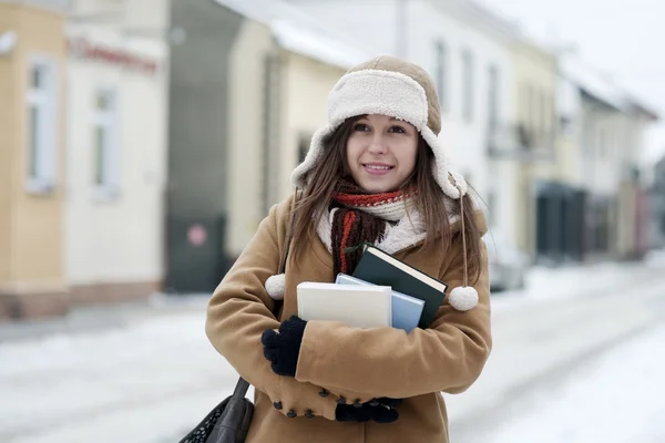 Étudiante fille en hiver — Photo