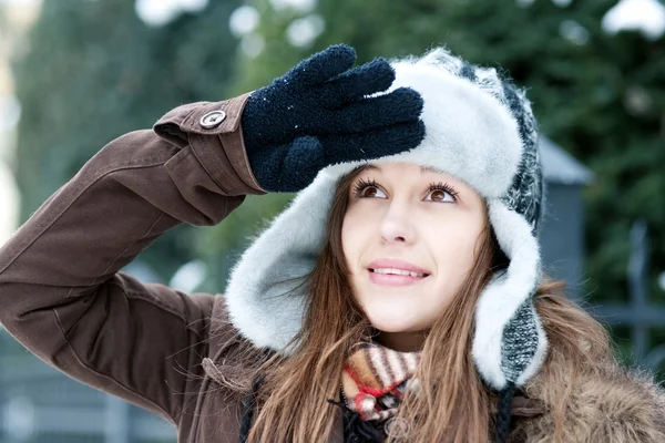 Junge Frau schaut auf — Stockfoto