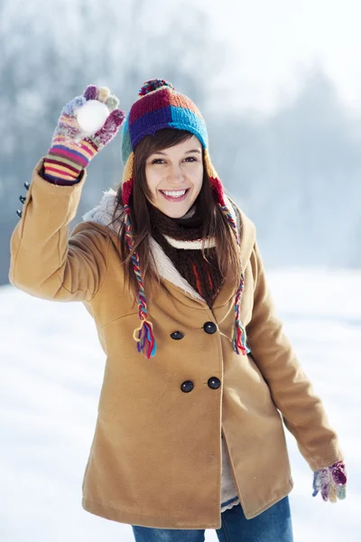Vrouw gooien sneeuwbal — Stockfoto