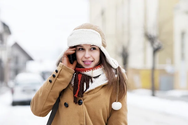 Young woman talking on the phone — Stock Photo, Image