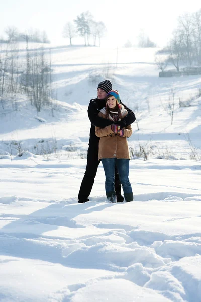 Jong stel in de winter — Stockfoto