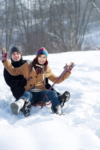 雪の中の若いカップル — ストック写真